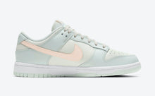 Cargar imagen en el visor de la galería, Nike Dunk Low varely green
