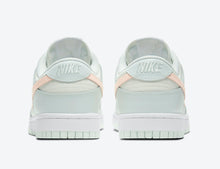 Cargar imagen en el visor de la galería, Nike Dunk Low varely green
