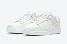 Cargar imagen en el visor de la galería, Nike Dunk Low varely green
