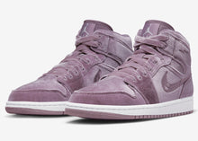 Cargar imagen en el visor de la galería, Air Jordan 1 Mid SE (Women’s)
