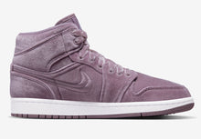 Cargar imagen en el visor de la galería, Air Jordan 1 Mid SE (Women’s)
