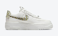 Cargar imagen en el visor de la galería, Nike Air Force 1 Low Pixel White Leopard
