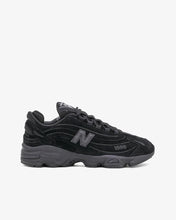 Cargar imagen en el visor de la galería, New Balance 1000 Is as Stealthy as a &quot;Black Cat&quot;
