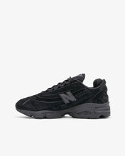Cargar imagen en el visor de la galería, New Balance 1000 Is as Stealthy as a &quot;Black Cat&quot;
