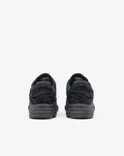 Cargar imagen en el visor de la galería, New Balance 1000 Is as Stealthy as a &quot;Black Cat&quot;
