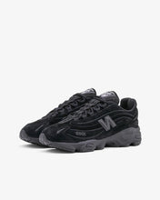 Cargar imagen en el visor de la galería, New Balance 1000 Is as Stealthy as a &quot;Black Cat&quot;
