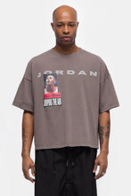 Cargar imagen en el visor de la galería, Camiseta con gráfico Boxy Jordan IN1HOUSE Above para hombre
