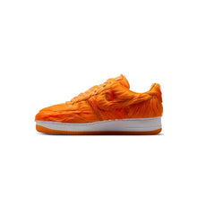 Cargar imagen en el visor de la galería, Air Force 1 Low Campfire Orange Pony Hair
