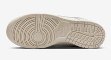 Cargar imagen en el visor de la galería, Nike Dunk Low Essential
