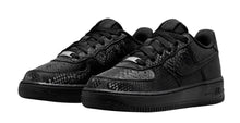 Cargar imagen en el visor de la galería, NIKE KOBE AIR FORCE 1 LOW &#39;&#39; TRIPLE BLACK &#39;&#39;
