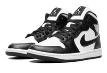 Cargar imagen en el visor de la galería, WMNS AIR JORDAN 1 MID PANDA
