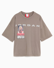 Cargar imagen en el visor de la galería, Camiseta con gráfico Boxy Jordan IN1HOUSE Above para hombre
