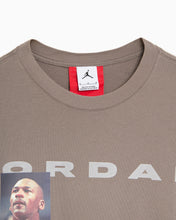 Cargar imagen en el visor de la galería, Camiseta con gráfico Boxy Jordan IN1HOUSE Above para hombre
