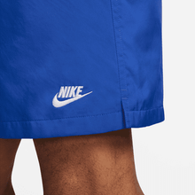 Cargar imagen en el visor de la galería, Nike Club Men&#39;s Woven Flow Shorts
