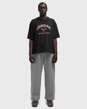 Cargar imagen en el visor de la galería, JORDAN BRAND M J FLT ESS BXY GFX SS CREW BLACK
