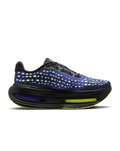Cargar imagen en el visor de la galería, NIKE Vomero Premium Black and Rush Violet
