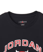 Cargar imagen en el visor de la galería, JORDAN BRAND M J FLT ESS BXY GFX SS CREW BLACK
