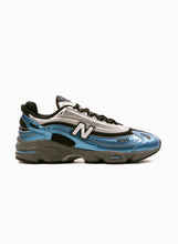 Cargar imagen en el visor de la galería, NEW BALANCE M1000 &#39;&#39; METALLIC BLUE &#39;&#39;
