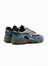 Cargar imagen en el visor de la galería, NEW BALANCE M1000 &#39;&#39; METALLIC BLUE &#39;&#39;

