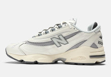 Cargar imagen en el visor de la galería, New Balance 1000 “Sea Salt”
