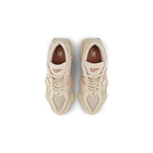 Cargar imagen en el visor de la galería, New Balance 9060 Bone Sparrow
