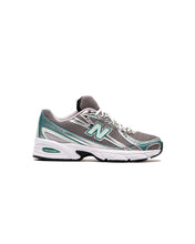 Cargar imagen en el visor de la galería, New Balance 740v2 Silver Metallic New Spruce

