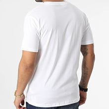 Cargar imagen en el visor de la galería, New Balance Essentials T SHIRT
