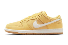 Cargar imagen en el visor de la galería, Nike SB Dunk Low Pro ISO Saturn Gold
